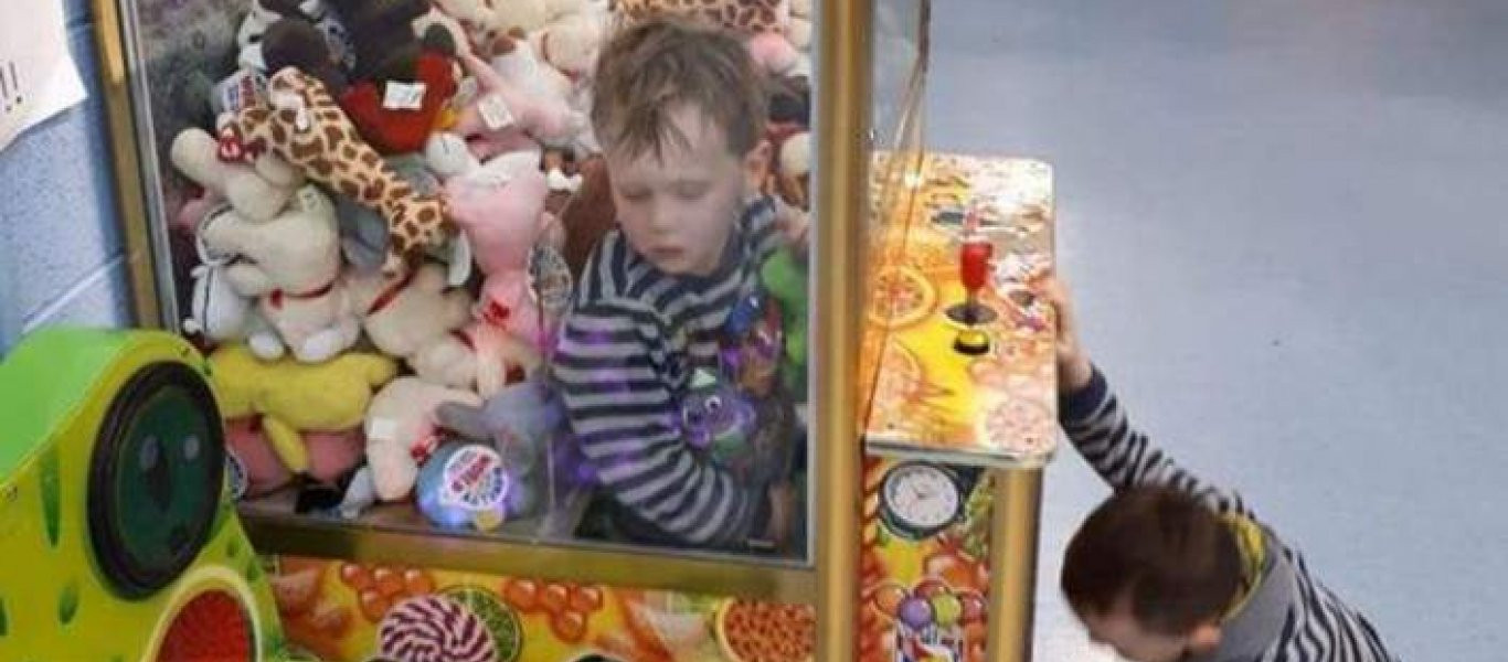 3χρονος εγκλωβίστηκε μέσα σε παιχνίδι με κέρματα, λούτρινα και δαγκάνα